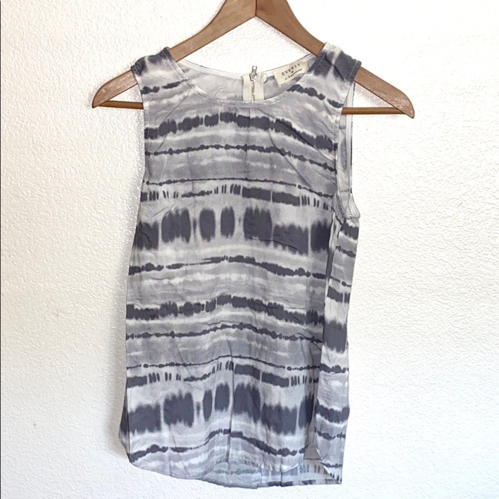 Everly by Francescas Gray And White Zip Up Tank